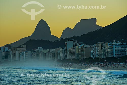  Assunto: Pôr do sol na Praia de Copacabana visto a partir da Praia do Leme com a Morro Dois Irmãos e a Pedra da Gávea ao fundo / Local: Leme - Rio de Janeiro (RJ) - Brasil / Data: 06/2013 