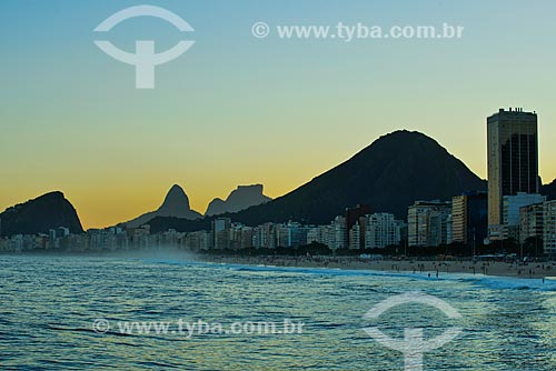  Assunto: Pôr do sol na Praia de Copacabana visto a partir da Praia do Leme com a Morro Dois Irmãos e a Pedra da Gávea ao fundo / Local: Leme - Rio de Janeiro (RJ) - Brasil / Data: 06/2013 