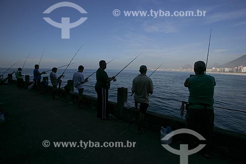  Pescadores no Mirante do Leme - também conhecido como Caminho dos Pescadores  - Rio de Janeiro - Rio de Janeiro - Brasil