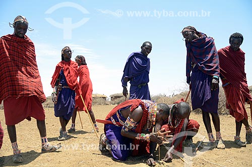  Assunto: Homens da Tribo Masai produzindo fogo através do atrito no Parque Nacional de Amboseli / Local: Vale do Rift - Quênia - África / Data: 09/2012 