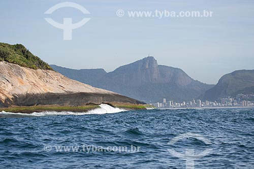  Assunto: Ilha Comprida - parte do Monumento Natural das Ilhas Cagarras - com Ipanema e o Cristo Redentor (1931) ao fundo / Local: Rio de Janeiro (RJ) - Brasil / Data: 11/2013 