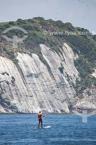  Assunto: Praticante de Paddle Surf próximo à Ilha Cagarras - parte do Monumento Natural das Ilhas Cagarras / Local: Rio de Janeiro (RJ) - Brasil / Data: 11/2013 