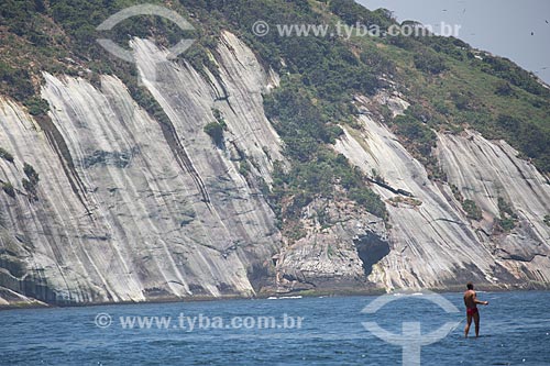  Assunto: Praticante de Paddle Surf próximo à Ilha Cagarras - parte do Monumento Natural das Ilhas Cagarras / Local: Rio de Janeiro (RJ) - Brasil / Data: 11/2013 