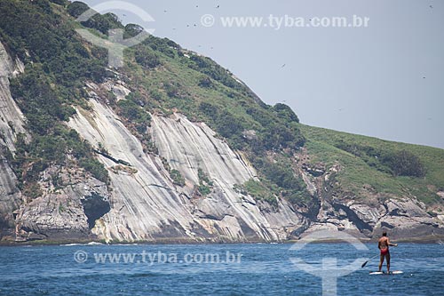  Assunto: Praticante de Paddle Surf próximo à Ilha Cagarras - parte do Monumento Natural das Ilhas Cagarras / Local: Rio de Janeiro (RJ) - Brasil / Data: 11/2013 