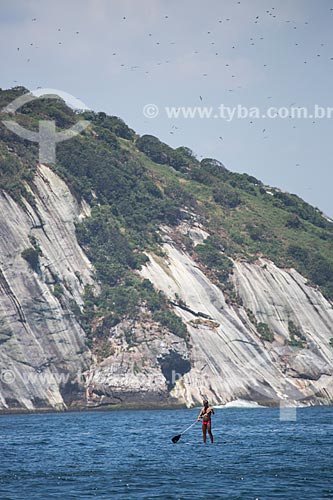  Assunto: Praticante de Paddle Surf próximo à Ilha Cagarras - parte do Monumento Natural das Ilhas Cagarras / Local: Rio de Janeiro (RJ) - Brasil / Data: 11/2013 