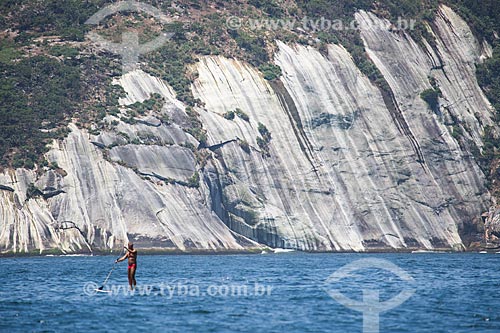  Assunto: Praticante de Paddle Surf próximo à Ilha Cagarras - parte do Monumento Natural das Ilhas Cagarras / Local: Rio de Janeiro (RJ) - Brasil / Data: 11/2013 