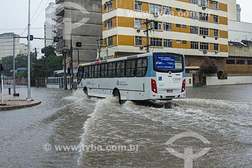  Assunto: Ônibus atravessando a Avenida Professor Manoel de Abreu durante enchente / Local: Maracanã - Rio de Janeiro (RJ) - Brasil / Data: 12/2013 