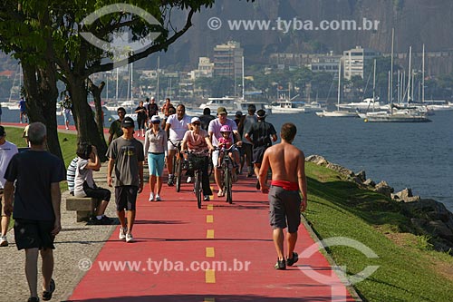  Pessoas caminhando na ciclovia da Enseada de Botafogo  - Rio de Janeiro - Rio de Janeiro - Brasil