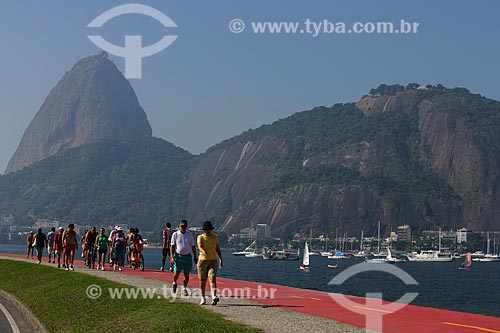  Pessoas caminhando na ciclovia da Enseada de Botafogo  - Rio de Janeiro - Rio de Janeiro - Brasil