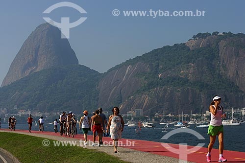  Pessoas caminhando na ciclovia da Enseada de Botafogo  - Rio de Janeiro - Rio de Janeiro - Brasil