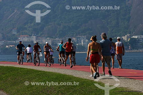  Pessoas caminhando na ciclovia da Enseada de Botafogo  - Rio de Janeiro - Rio de Janeiro - Brasil