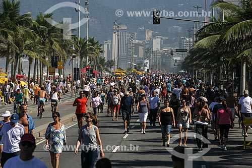  Pedestres caminhando na Avenida Vieira Souto  - Rio de Janeiro - Rio de Janeiro - Brasil