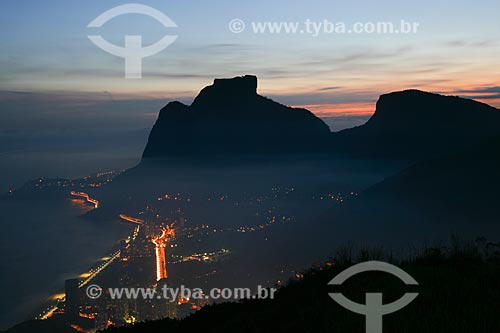  Vista noturna de São Conrado com Pedra da Gávea ao fundo  - Rio de Janeiro - Rio de Janeiro - Brasil