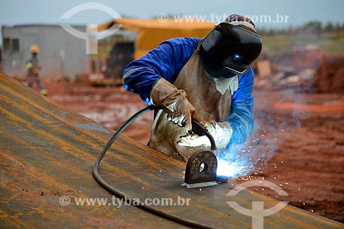  Assunto: Soldagem de placa do tanque de amônia na construção da Unidade de Fertilizantes Nitrogenados da PETROBRAS / Local: Três Lagoas - Mato Grosso do Sul (MS) - Brasil / Data: 09/2013 