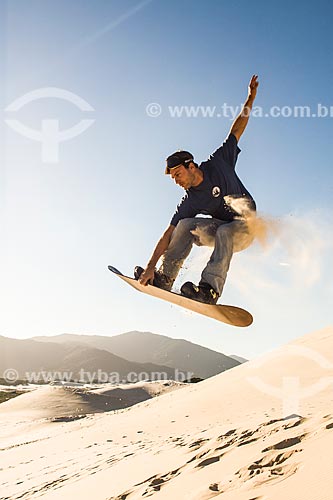  Homem praticando sandboard nas dunas da Praia da Joaquina  - Florianópolis - Santa Catarina - Brasil