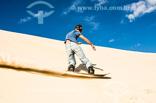  Homem praticando sandboard nas dunas da Praia da Joaquina  - Florianópolis - Santa Catarina - Brasil