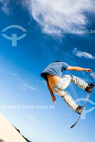  Homem praticando sandboard nas dunas da Praia da Joaquina  - Florianópolis - Santa Catarina - Brasil