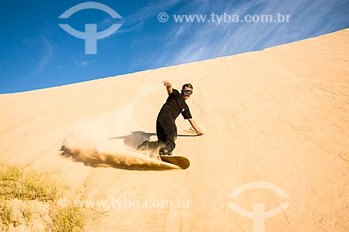  Homem praticando sandboard nas dunas do Parque Estadual do Rio Vermelho  - Florianópolis - Santa Catarina - Brasil