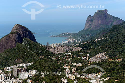  Assunto: Foto aérea de edifício residenciais do Leblon com o Morro Dois Irmãos - à esquerda - e a Pedra da Gávea e São Conrado ao fundo / Local: Leblon - Rio de Janeiro (RJ) - Brasil / Data: 11/2013 