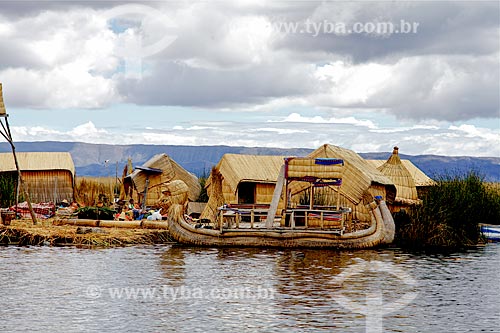  Assunto: Ilhas de Uros - ilhas feitas com a fibra da totora (Scirpus californicus) - com Barco de Totora / Local: Puno - Peru - América do Sul / Data: 01/2012 