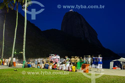  Assunto: Pessoas no calçadão da Praia Vermelha com Pão de Açúcar ao fundo / Local: Urca - Rio de Janeiro (RJ) - Brasil / Data: 01/2014 