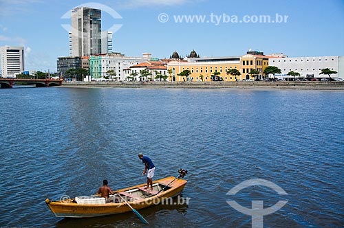  Assunto: Barcos de pescadores no Rio Capibaribe / Local: Recife - Pernambuco (PE) - Brasil / Data: 11/2013 