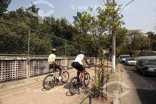  Assunto: Ciclistas pedalando na Estrada do Rio Jequiá em Cacuia / Local: Ilha do Governador - Rio de Janeiro (RJ) - Brasil / Data: 09/2010 