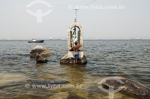  Assunto: Homem próximo da imagem de Nossa Senhora da Ajuda na Praia da Guanabara / Local: Ilha do Governador - Rio de Janeiro (RJ) - Brasil / Data: 09/2010 