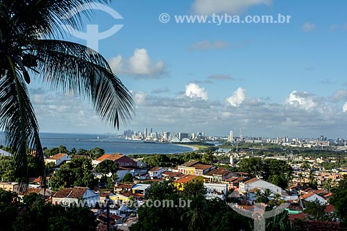  Assunto: Vista geral dos casarios coloniais de Olinda com Recife ao fundo / Local: Olinda - Pernambuco (PE) - Brasil / Data: 03/2014 