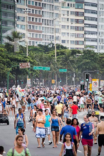  Assunto: Pessoas caminhando na orla da Praia de Copacabana / Local: Copacabana - Rio de Janeiro (RJ) - Brasil / Data: 01/2014 