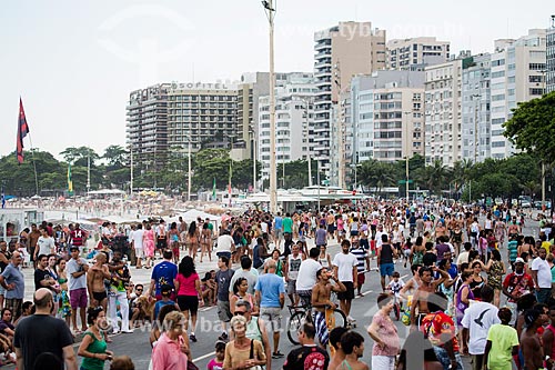  Assunto: Pessoas caminhando na orla da Praia de Copacabana / Local: Copacabana - Rio de Janeiro (RJ) - Brasil / Data: 01/2014 