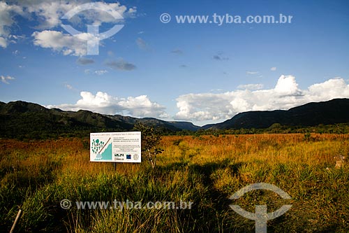  Assunto: Placa indicando área do Projeto Cipó-Vivo - que combate o crescimento desordenado do capim tipo braquiária - no Parque Nacional da Serra do Cipó / Local: Santana do Riacho - Minas Gerais (MG) - Brasil / Data: 06/2009 