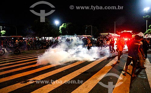  Assunto: Professores e black blocs durante manifestação contra a Copa do Mundo / Local: Centro - Rio de Janeiro (RJ) - Brasil / Data: 05/2014 