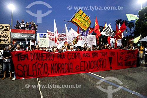  Assunto: Professores e black blocs durante manifestação contra a Copa do Mundo / Local: Centro - Rio de Janeiro (RJ) - Brasil / Data: 05/2014 