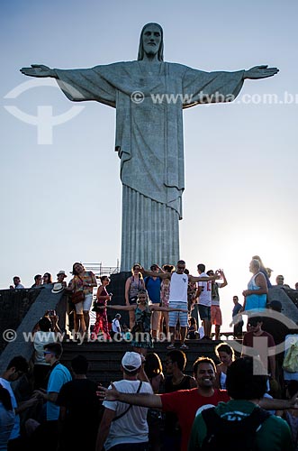  Assunto: Turistas no Cristo Redentor (1931) / Local: Rio de Janeiro (RJ) - Brasil / Data: 03/2014 