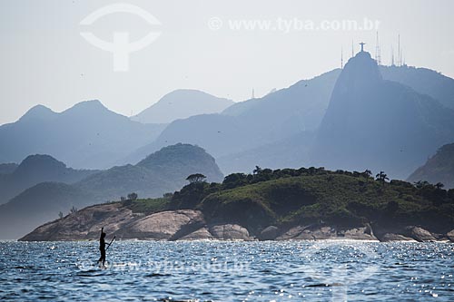  Assunto: Praticante de Stand up paddle com Cristo Redentor (1931) ao fundo visto a partir de Niterói / Local: Niterói - Rio de Janeiro (RJ) - Brasil / Data: 03/2014 