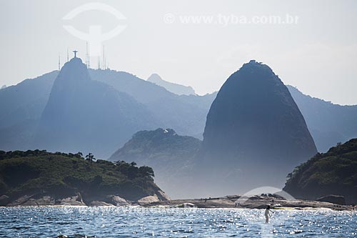  Assunto: Praticante de Stand up paddle com Cristo Redentor (1931) e o Pão de Açúcarao fundo visto a partir de Niterói / Local: Niterói - Rio de Janeiro (RJ) - Brasil / Data: 03/2014 