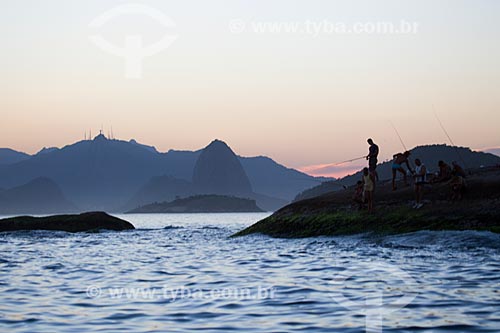  Assunto: Pescadores nas pedras entre as praias do Sossego e Camboinhas / Local: Rio de Janeiro (RJ) - Brasil / Data: 03/2014 