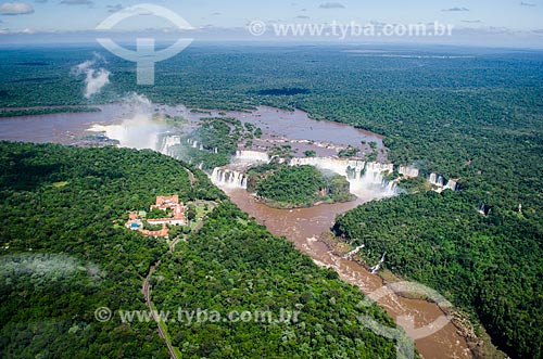  Assunto: Rio Iguaçu e Cataratas do Iguaçu no Parque Nacional do Iguaçu / Local: Foz do Iguaçu - Paraná (PR) - Brasil / Data: 04/2014 