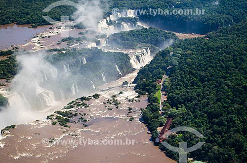  Assunto: Rio Iguaçu e Cataratas do Iguaçu no Parque Nacional do Iguaçu / Local: Foz do Iguaçu - Paraná (PR) - Brasil / Data: 04/2014 