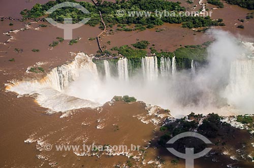  Assunto: Rio Iguaçu e Cataratas do Iguaçu no Parque Nacional do Iguaçu / Local: Foz do Iguaçu - Paraná (PR) - Brasil / Data: 04/2014 