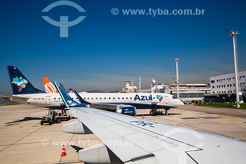  Assunto: Aviões da GOL - Linhas Aéreas Inteligentes - e da Azul Linhas Aéreas Brasileiras - no Aeroporto Santos Dumont (1936) / Local: Centro - Rio de Janeiro (RJ) - Brasil / Data: 05/2014 