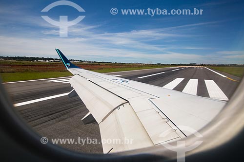  Assunto: Detalhe da asa de avião da Azul Linhas Aéreas Brasileiras durante aterrissagem no Aeroporto Santa Genoveva (1955) / Local: Goiás (GO) - Brasil / Data: 05/2014 