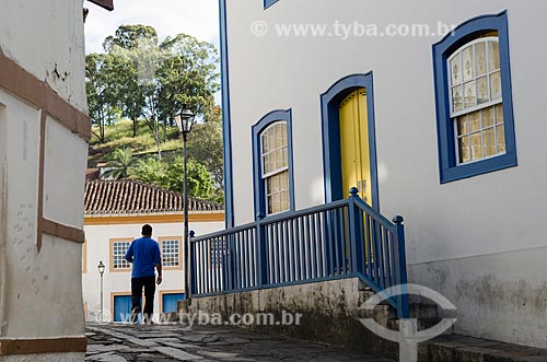  Assunto: Homem caminhando no centro histórico de Diamantina / Local: Diamantina - Minas Gerais (MG) - Brasil / Data: 06/2012 