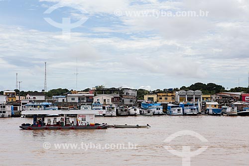  Assunto: Posto de gasolina flutuante com barcos no porto de Parintins ao fundo / Local: Parintins - Amazonas (AM) - Brasil / Data: 03/2014 