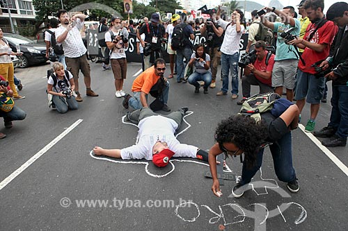  Assunto: Protesto na Avenida Atlântica antes jogo entre Camarões x Brasil / Local: Copacabana - Rio de Janeiro (RJ) - Brasil / Data: 06/2014 