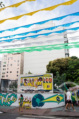  Assunto: Grafite na Rua Corrêa Dutra enfeitada para a Copa do Mundo / Local: Catete - Rio de Janeiro (RJ) - Brasil / Data: 06/2014 