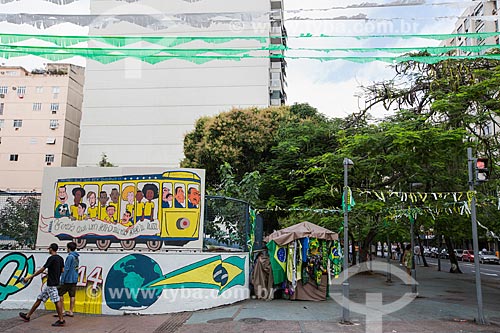  Assunto: Grafite na Rua Corrêa Dutra enfeitada para a Copa do Mundo / Local: Catete - Rio de Janeiro (RJ) - Brasil / Data: 06/2014 