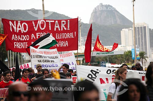  Assunto: Protesto na Avenida Atlântica antes jogo entre Camarões x Brasil pela Copa do Mundo no Brasil / Local: Copacabana - Rio de Janeiro (RJ) - Brasil / Data: 06/2014 