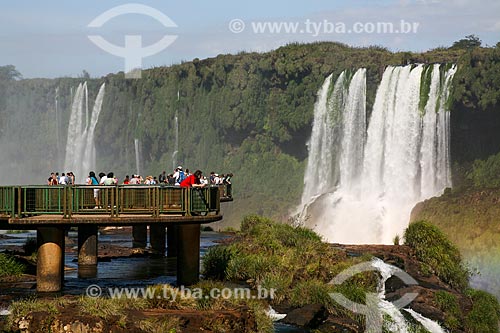  Assunto: Turistas no mirante das Cataratas do Iguaçu / Local: Foz do Iguaçu - Paraná (PR) - Brasil / Data: 05/2008 